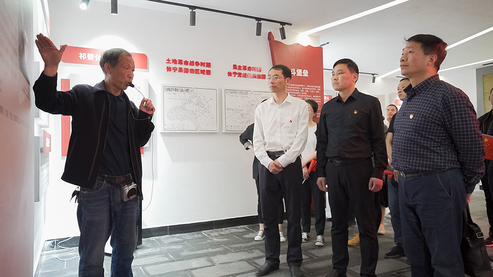 屯溪區(qū)國(guó)投集團(tuán)開展學(xué)黨史、祭英烈主題黨日活動(dòng)