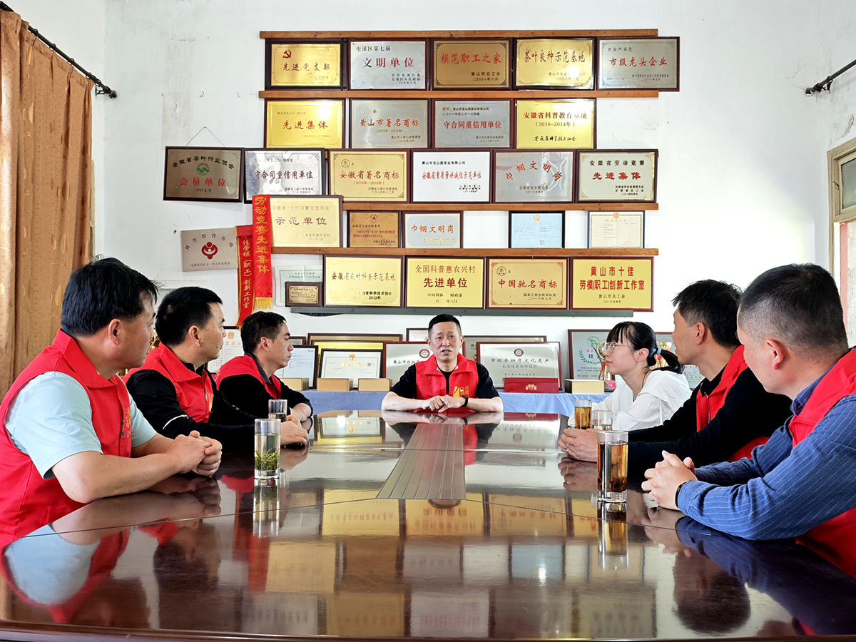 昱城產(chǎn)投公司黨支部開(kāi)展“茶香潤(rùn)初心，黨旗映茶園”主題黨日活動(dòng)