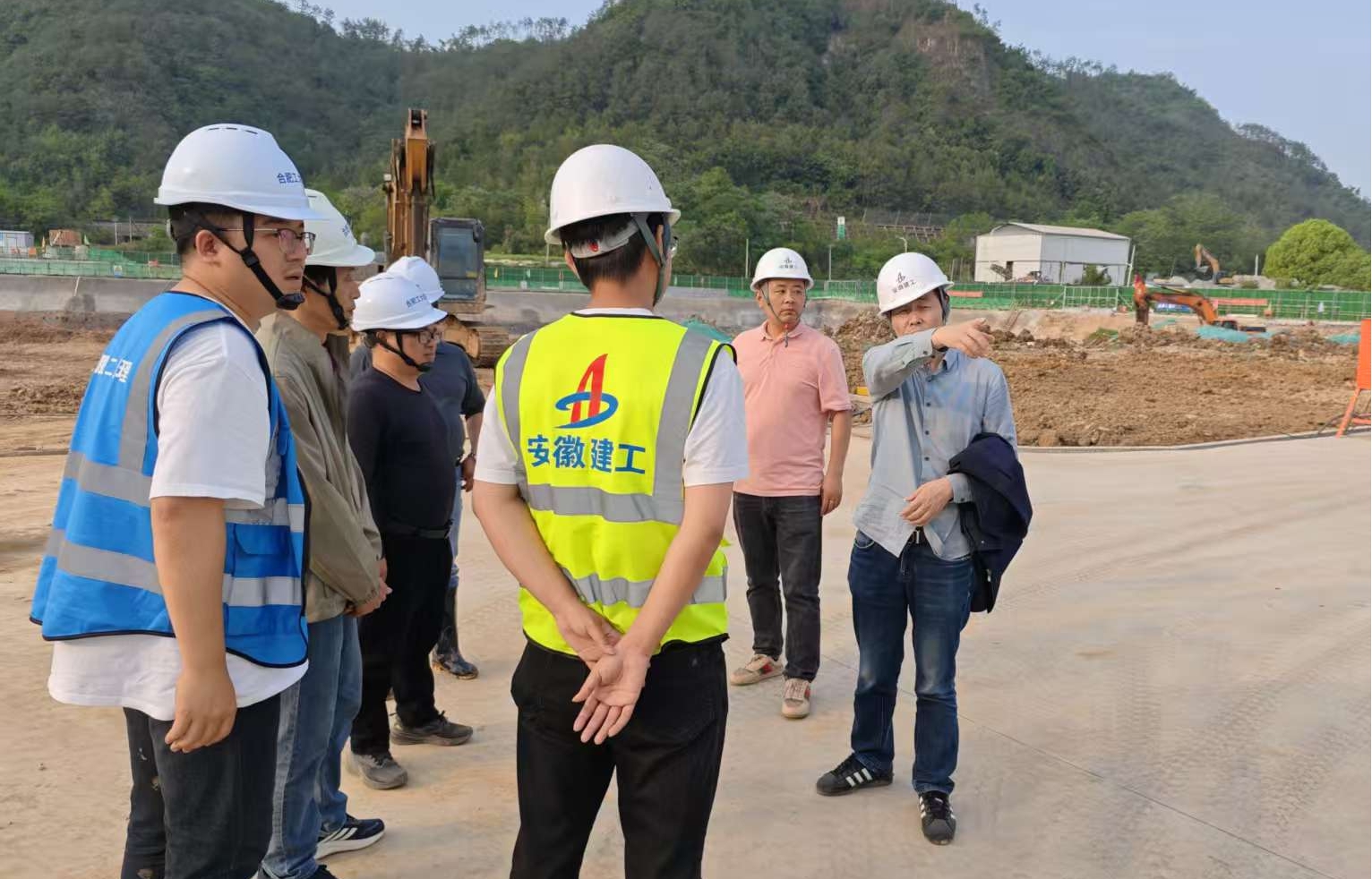 堅(jiān)守一線(xiàn)保進(jìn)度 嚴(yán)密巡查護(hù)安全——城建投公司“五一”期間全力護(hù)航工程項(xiàng)目建設(shè)?